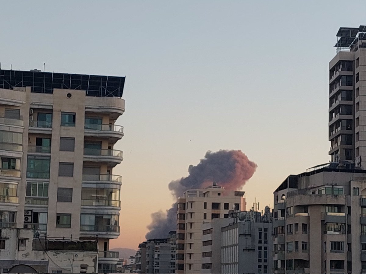 עשן עולה מפרבר ביירות בעקבות תקיפה אווירית כבדה של ישראל