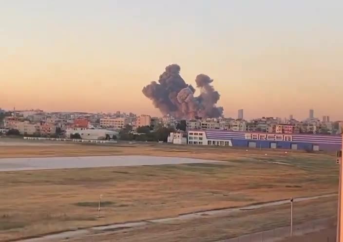 İsrail uçaklarının fırlattığı çok sayıda mühimmatın Beyrut'un güney banliyösü Dahieh'te bir hedefi vurduğu bildiriliyor