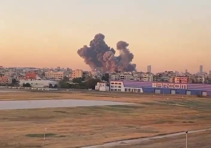 Berichten zufolge trafen mehrere von israelischen Flugzeugen abgefeuerte Munitionsladungen ein Ziel im südlichen Vorort Dahieh in Beirut.