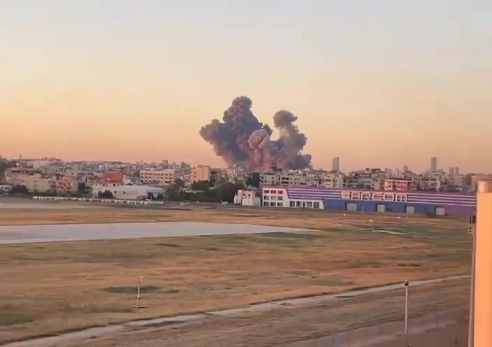 Berichten zufolge trafen mehrere von israelischen Flugzeugen abgefeuerte Munitionsladungen ein Ziel im südlichen Vorort Dahieh in Beirut.