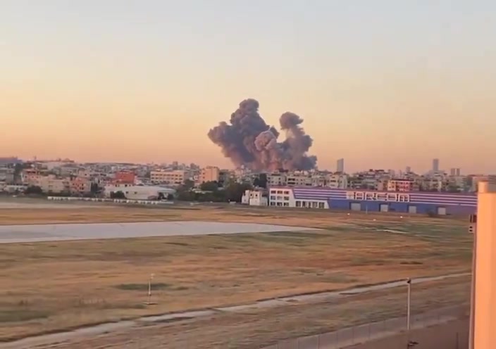 Berichten zufolge trafen mehrere von israelischen Flugzeugen abgefeuerte Munitionsladungen ein Ziel im südlichen Vorort Dahieh in Beirut.