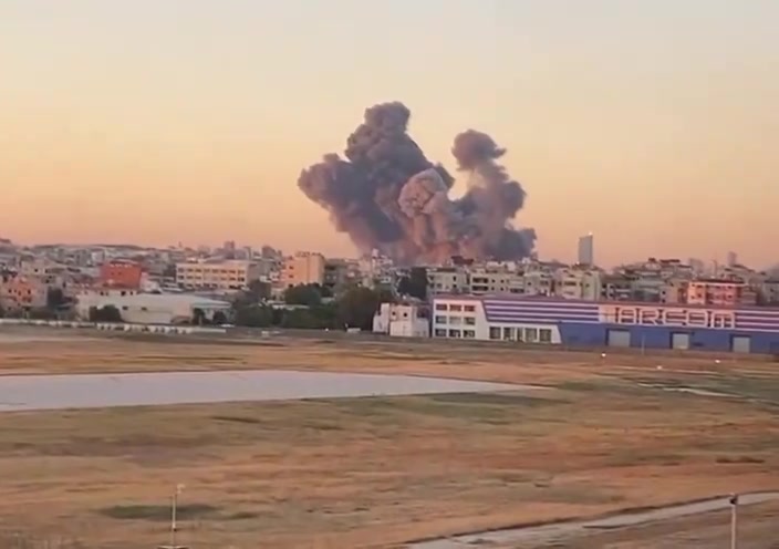 Berichten zufolge trafen mehrere von israelischen Flugzeugen abgefeuerte Munitionsladungen ein Ziel im südlichen Vorort Dahieh in Beirut.