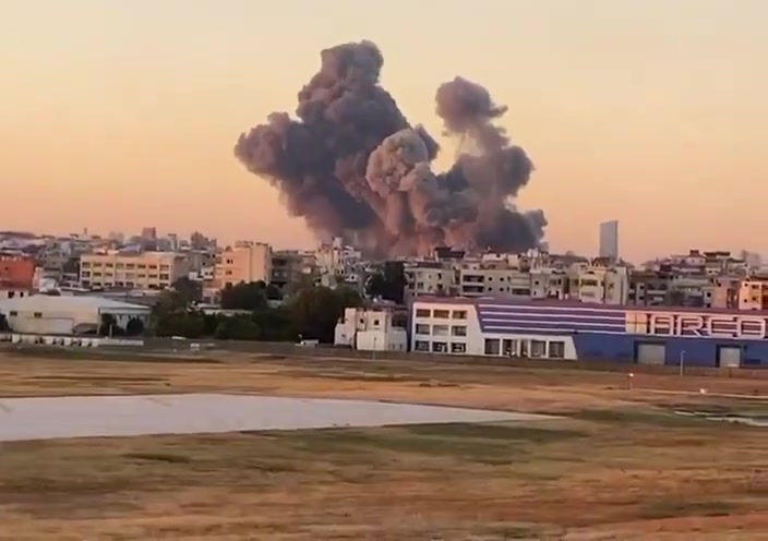 Berichten zufolge trafen mehrere von israelischen Flugzeugen abgefeuerte Munitionsladungen ein Ziel im südlichen Vorort Dahieh in Beirut.