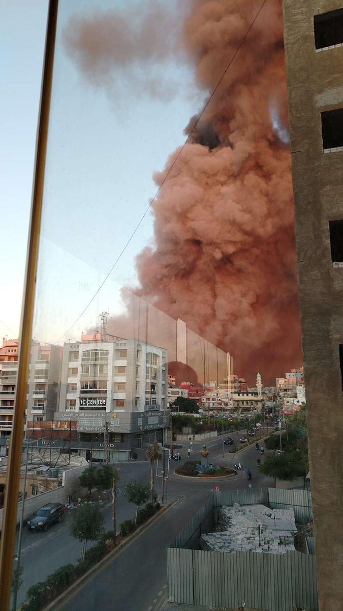 Al-Jadeed: 10 explosies schudden de zuidelijke buitenwijken van Beiroet tussen Haret Hreik en Burj al-Barajneh. Het is nog niet duidelijk wat er is gebeurd, maar dit voelde als de meest intense aanval van de Israëliërs op Beiroet sinds oktober vorig jaar. Het was te horen en te voelen tot ver buiten de hoofdstad