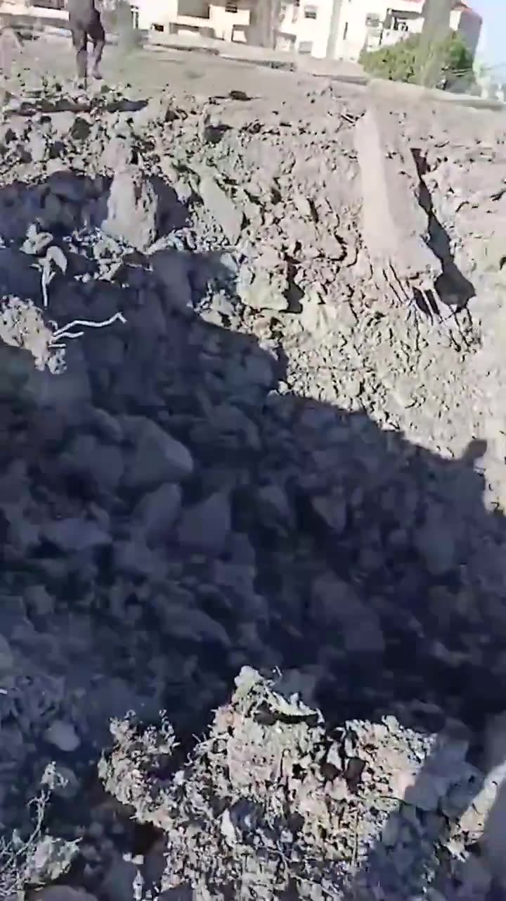 Imagens de um local de bombardeio nos arredores da cidade de Bhamdoun, no Monte Líbano