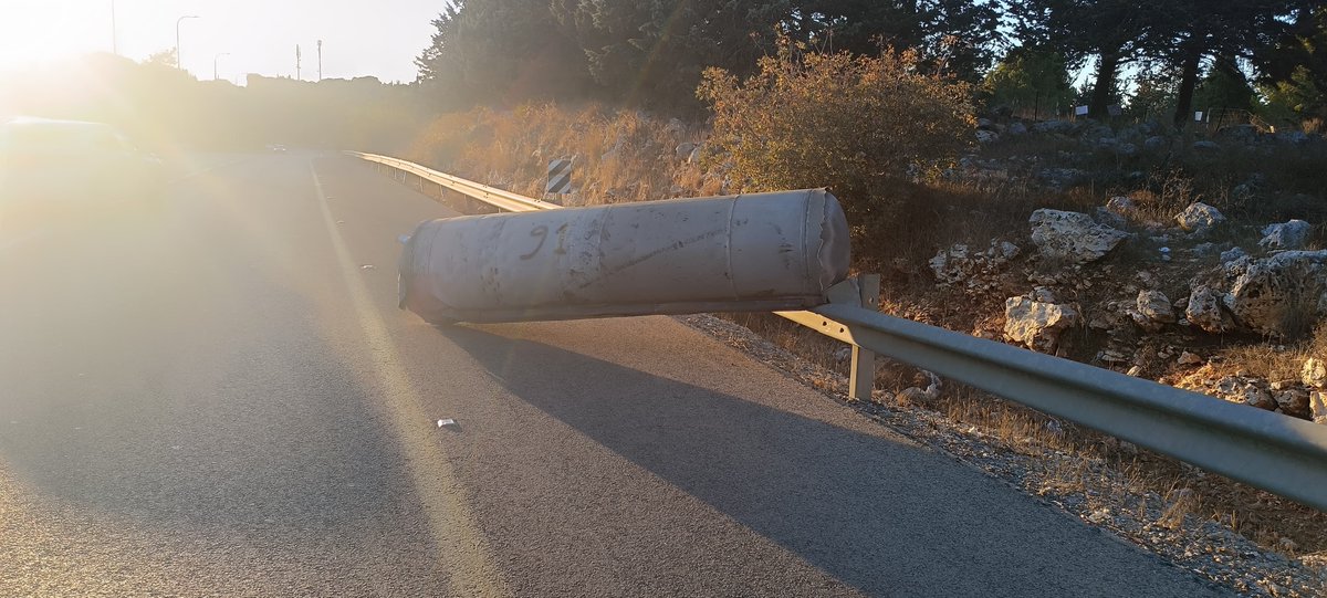 Die Überreste einer abgefangenen Houthi-Rakete landeten in der Nähe der Gemeinde Tzur Hadassah in der Nähe von Jerusalem, teilte die Polizei mit. Die herabfallenden Granatsplitter verursachten nur geringen Schaden. Die aus dem Jemen abgefeuerte Rakete wurde von der israelischen Luftabwehr abgeschossen, teilte die israelische Armee zuvor mit.