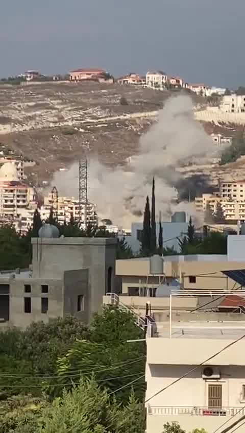 Destruição após ataques em Ain el-Delb, perto de Sidon