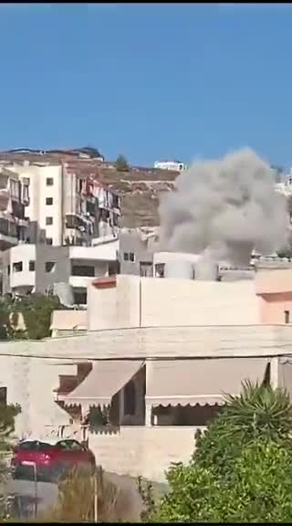 Escenas del ataque israelí que tuvo como blanco la zona oriental de Sidón, en concreto Ain al-Delb, y que provocó el derrumbe de un edificio entero. Líbano