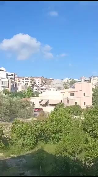 Escenas del ataque israelí que tuvo como blanco la zona oriental de Sidón, en concreto Ain al-Delb, y que provocó el derrumbe de un edificio entero. Líbano