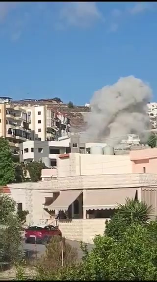 Beelden van de Israëlische inval in het oostelijke Sidon-gebied, met name Ain al-Delb, die leidde tot de instorting van een heel gebouw. Libanon