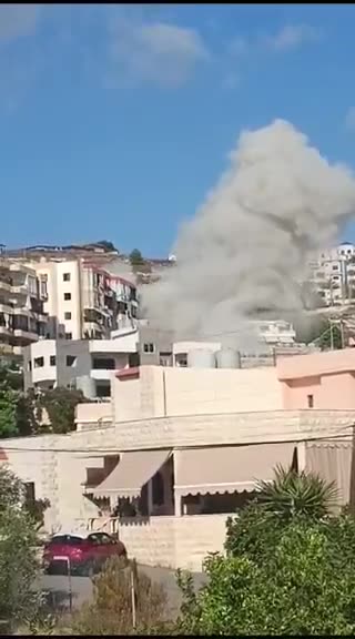 Beelden van de Israëlische inval in het oostelijke Sidon-gebied, met name Ain al-Delb, die leidde tot de instorting van een heel gebouw. Libanon