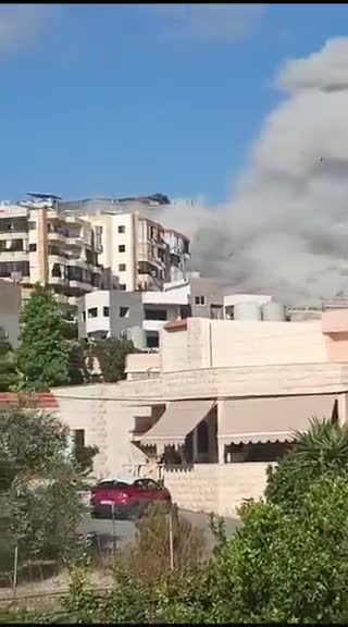 Escenas del ataque israelí que tuvo como blanco la zona oriental de Sidón, en concreto Ain al-Delb, y que provocó el derrumbe de un edificio entero. Líbano