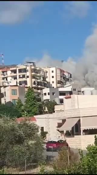 Beelden van de Israëlische inval in het oostelijke Sidon-gebied, met name Ain al-Delb, die leidde tot de instorting van een heel gebouw. Libanon