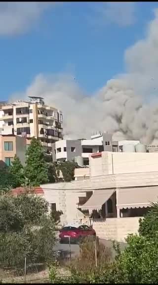 Escenas del ataque israelí que tuvo como blanco la zona oriental de Sidón, en concreto Ain al-Delb, y que provocó el derrumbe de un edificio entero. Líbano