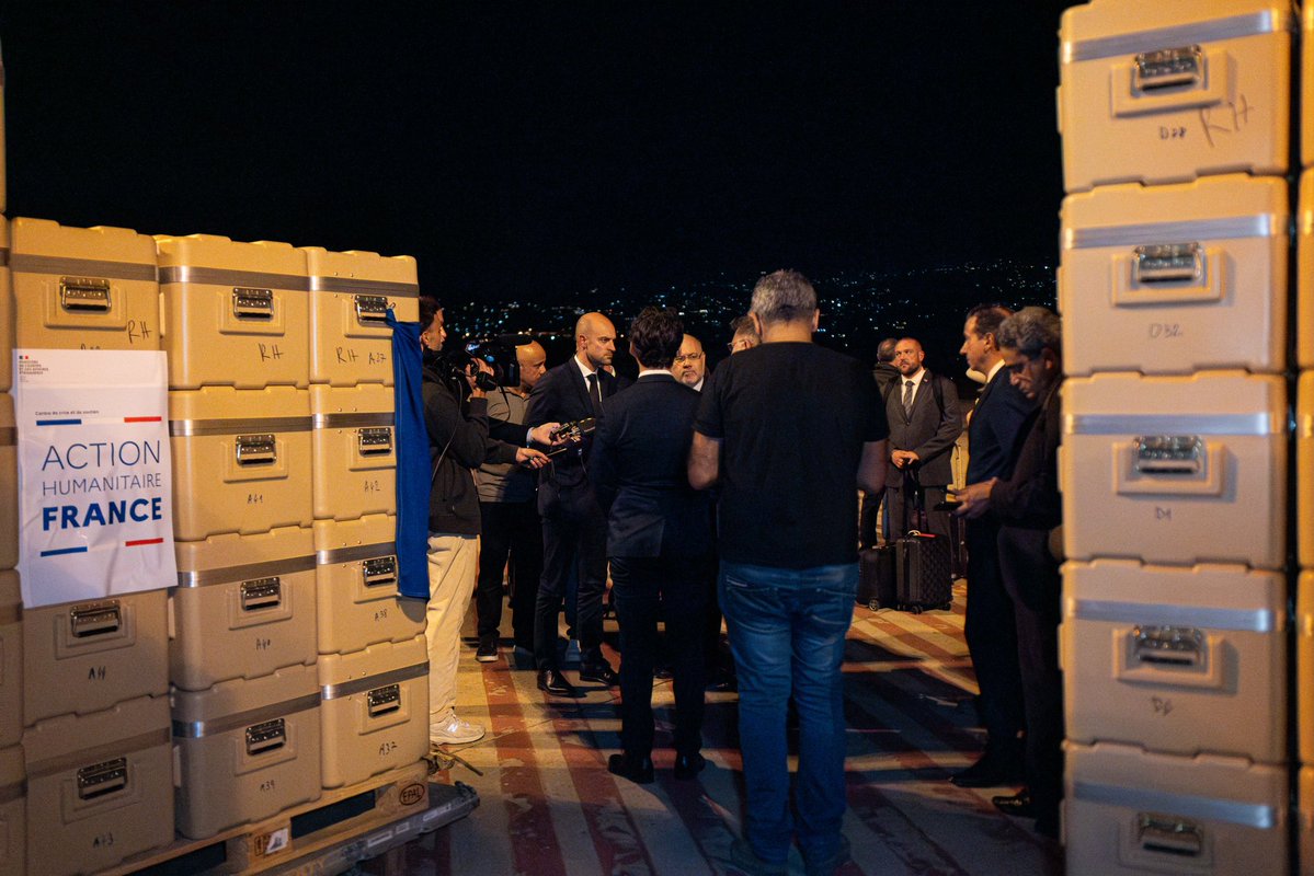 Franse FM Jean-Noël Barrot: Ik kom vanavond aan in Beiroet, waar Frankrijk bezig is met de bescherming van burgers. Dit zijn 12 ton aan medische apparatuur geleverd door @EtatMajorFR die ik heb overhandigd aan onze Libanese partners. Zij zullen 1000 ernstig gewonden behandelen. Wij zullen altijd naast burgers staan