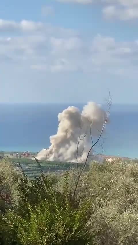 O momento do bombardeio de uma terra agrícola em Dayet Al Arab entre Al-Bissarieh e Al-Sarafand no sul do Líbano