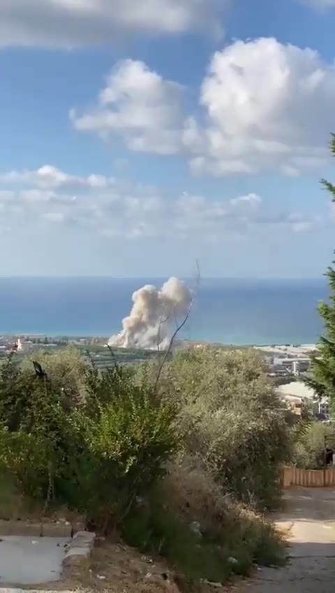 Le moment du bombardement d'une terre agricole à  Dayet Al Arab  entre Al-Bissarieh et Al-Sarafand dans le sud du Liban