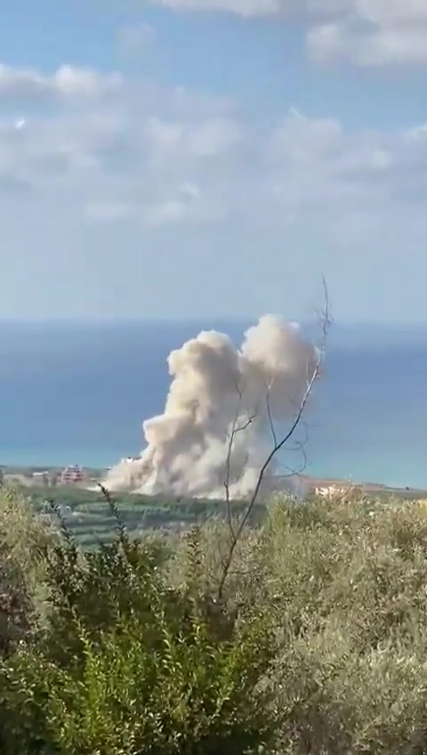 O momento do bombardeio de uma terra agrícola em Dayet Al Arab entre Al-Bissarieh e Al-Sarafand no sul do Líbano