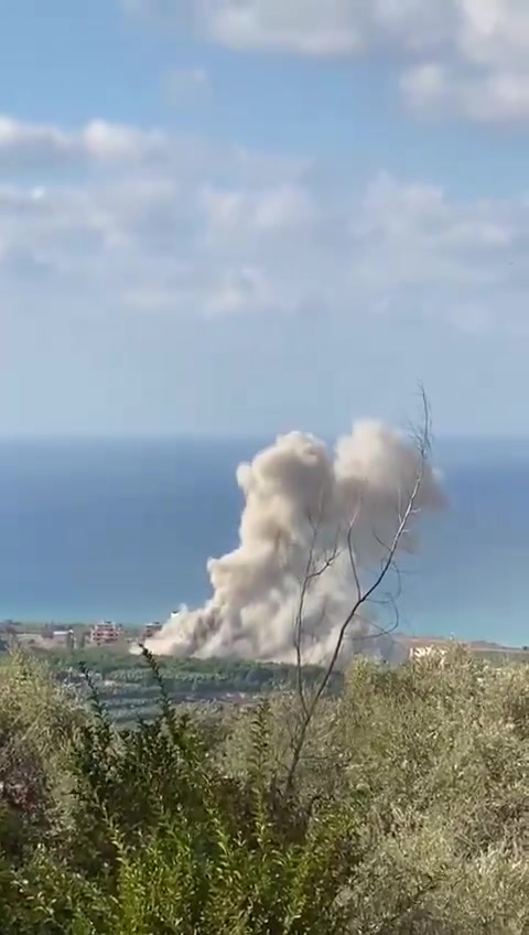 Het moment van het bombarderen van een landbouwgrond in Dayet Al Arab tussen Al-Bissarieh en Al-Sarafand in Zuid-Libanon