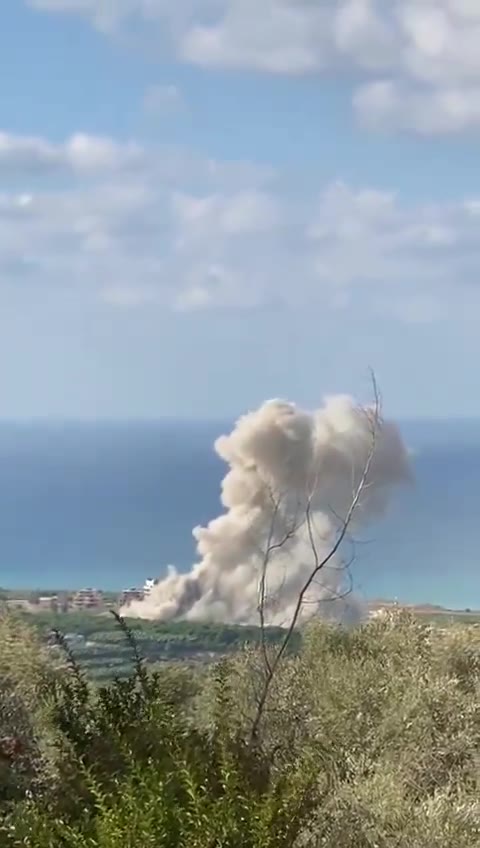 O momento do bombardeio de uma terra agrícola em Dayet Al Arab entre Al-Bissarieh e Al-Sarafand no sul do Líbano