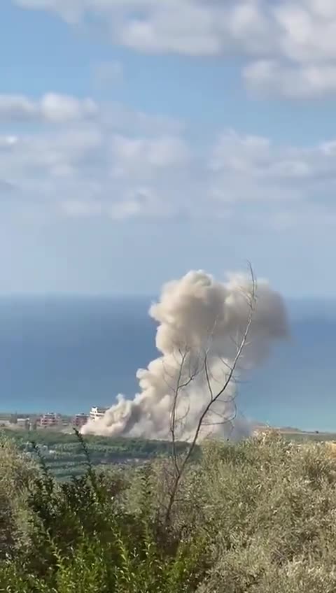 Le moment du bombardement d'une terre agricole à  Dayet Al Arab  entre Al-Bissarieh et Al-Sarafand dans le sud du Liban