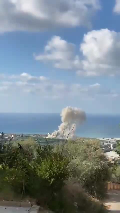 Het moment van het bombarderen van een landbouwgrond in Dayet Al Arab tussen Al-Bissarieh en Al-Sarafand in Zuid-Libanon