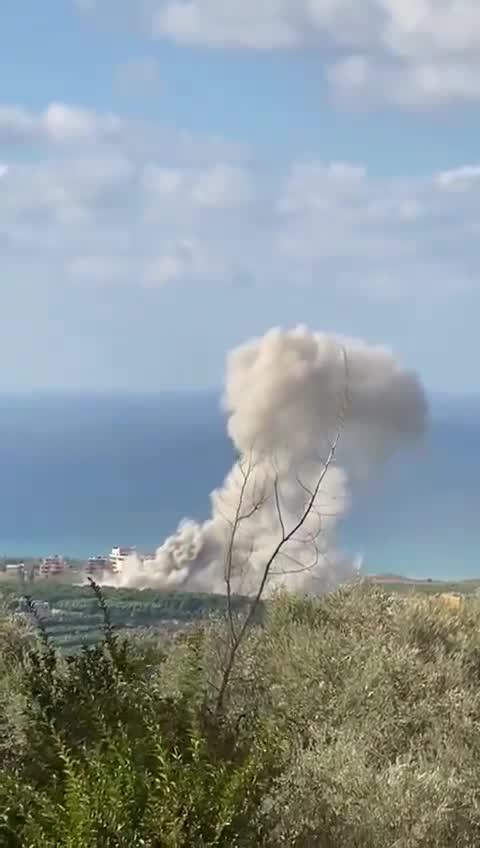 O momento do bombardeio de uma terra agrícola em Dayet Al Arab entre Al-Bissarieh e Al-Sarafand no sul do Líbano