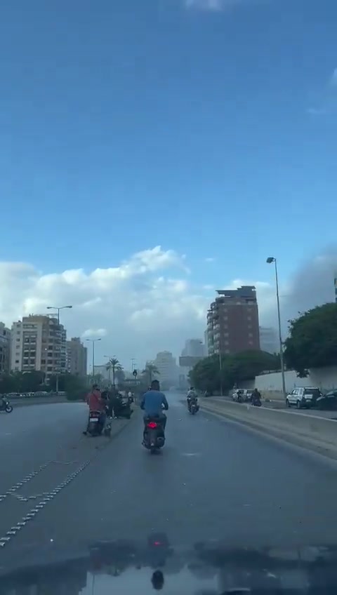 İsrail ordusu, başkent Beyrut'ta El-Zehra Hastanesi yakınlarındaki bir binaya saldırı düzenledi.