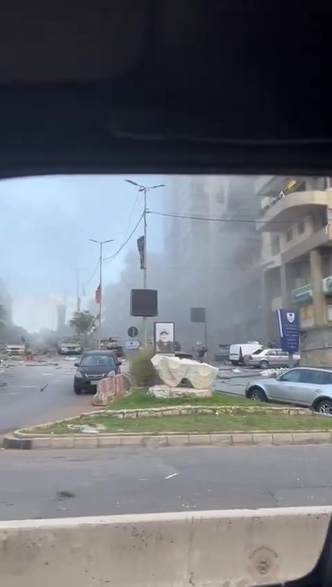 İsrail ordusu, başkent Beyrut'ta El-Zehra Hastanesi yakınlarındaki bir binaya saldırı düzenledi.