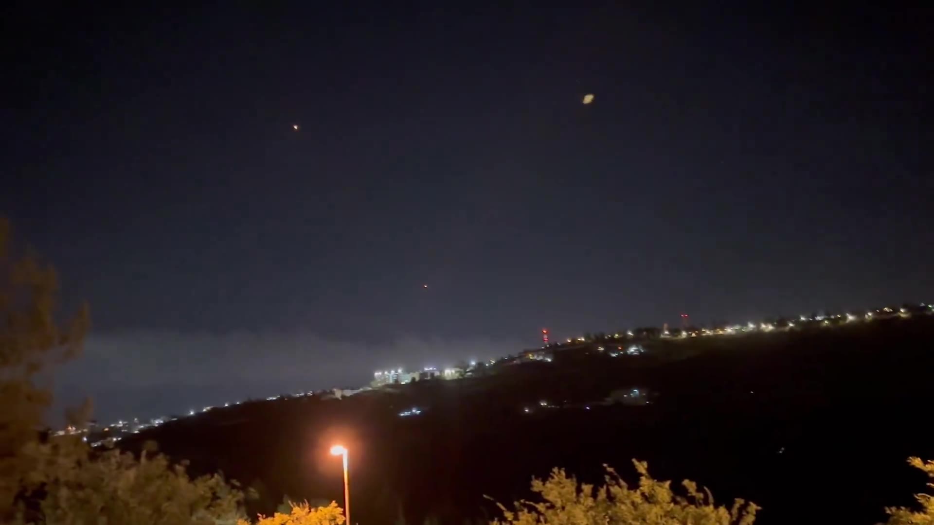 A  number of projectiles (ballistic missiles, interceptions) seen from Jerusalem