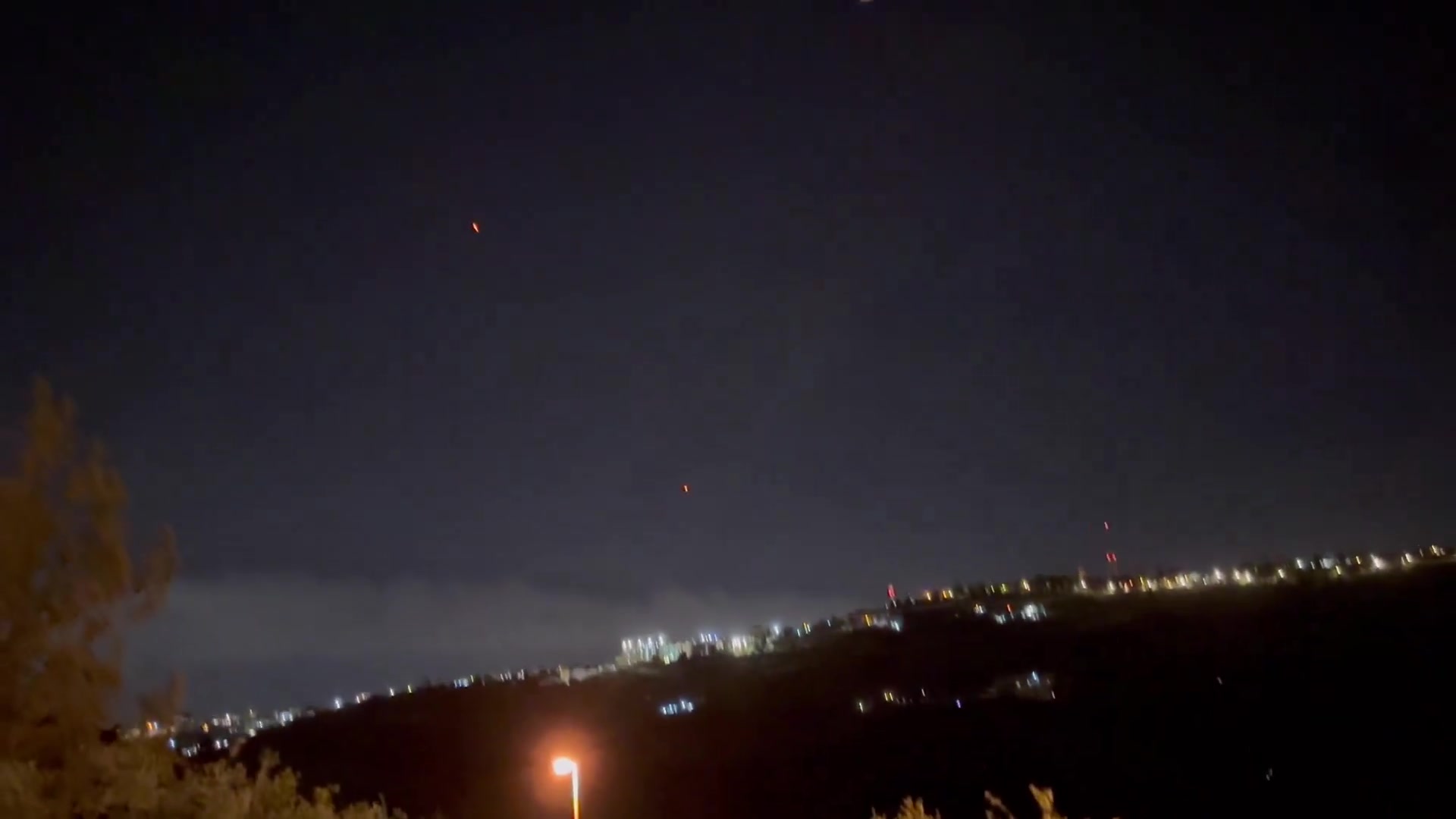 A  number of projectiles (ballistic missiles, interceptions) seen from Jerusalem