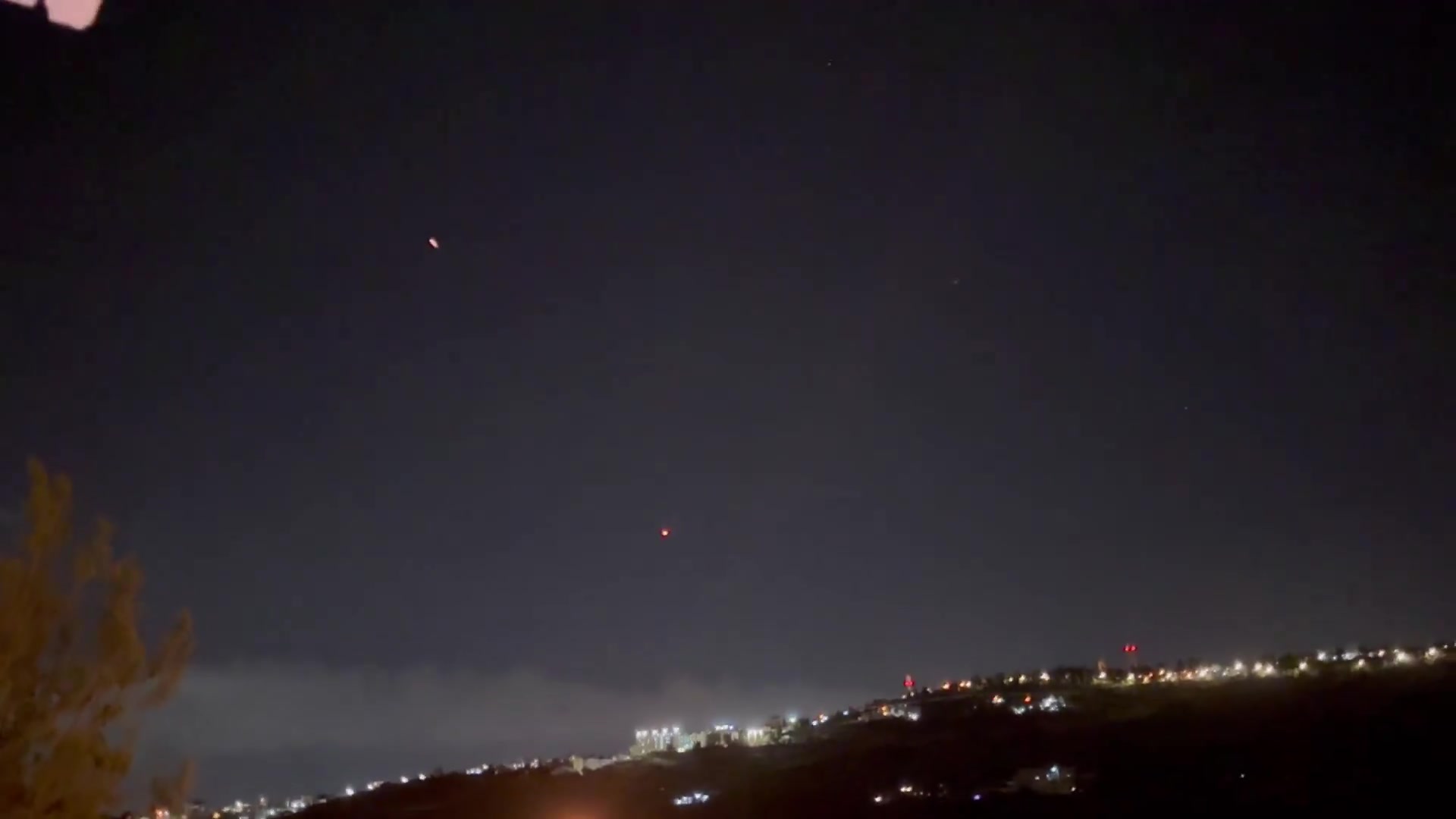 A  number of projectiles (ballistic missiles, interceptions) seen from Jerusalem