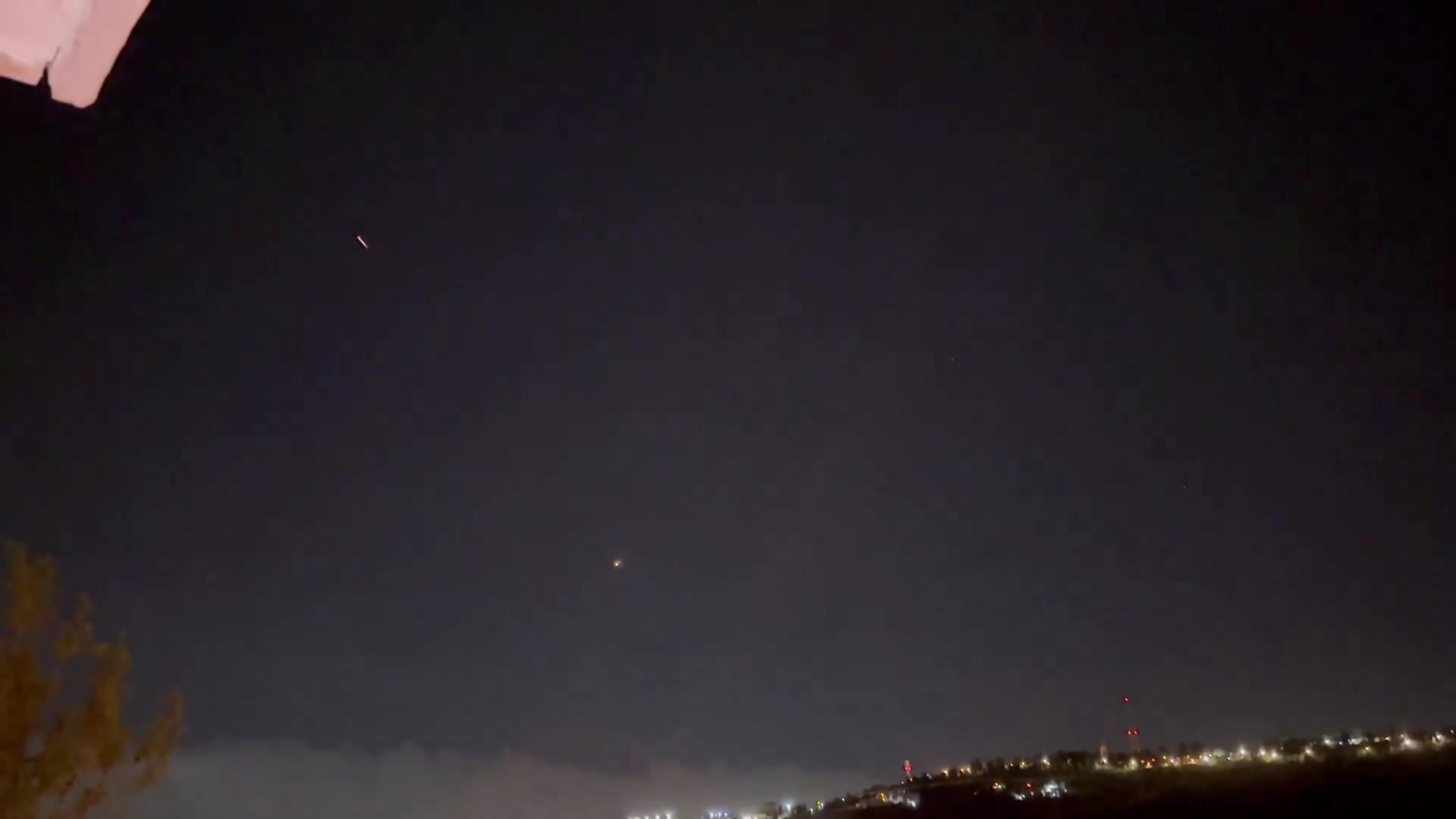 A  number of projectiles (ballistic missiles, interceptions) seen from Jerusalem