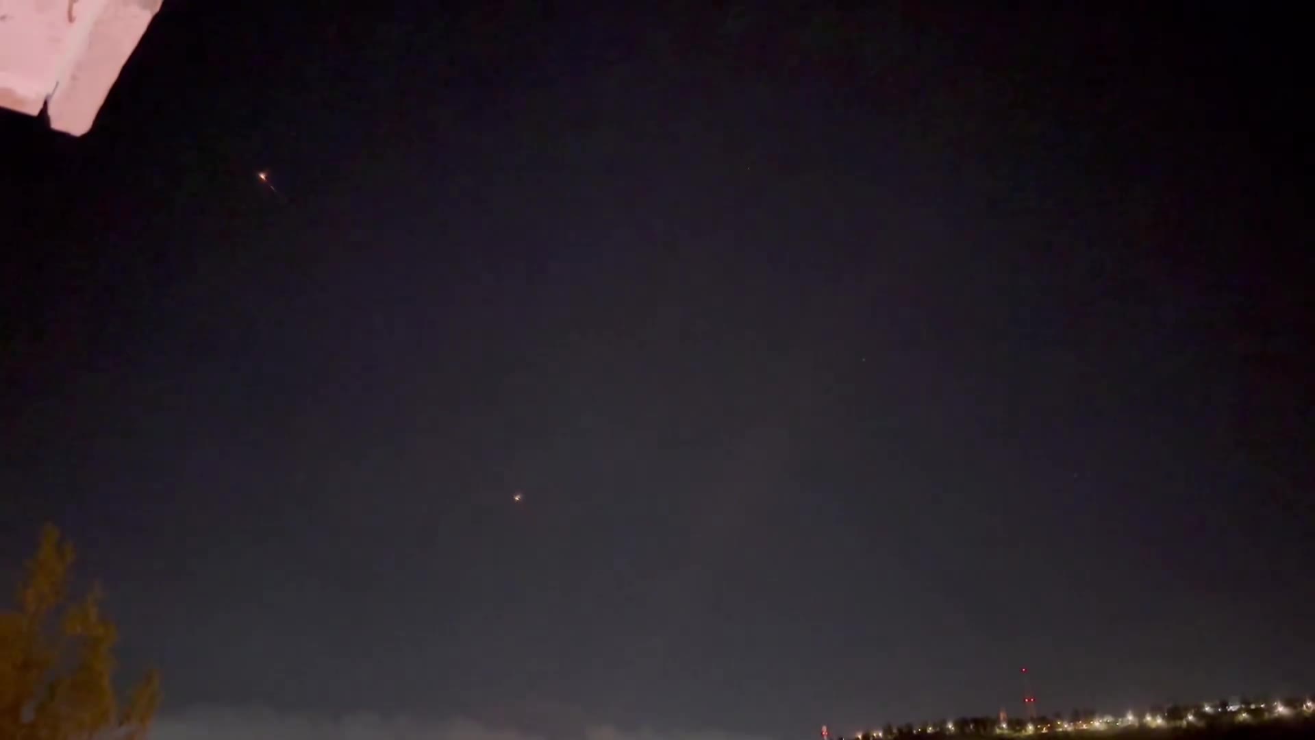 A  number of projectiles (ballistic missiles, interceptions) seen from Jerusalem