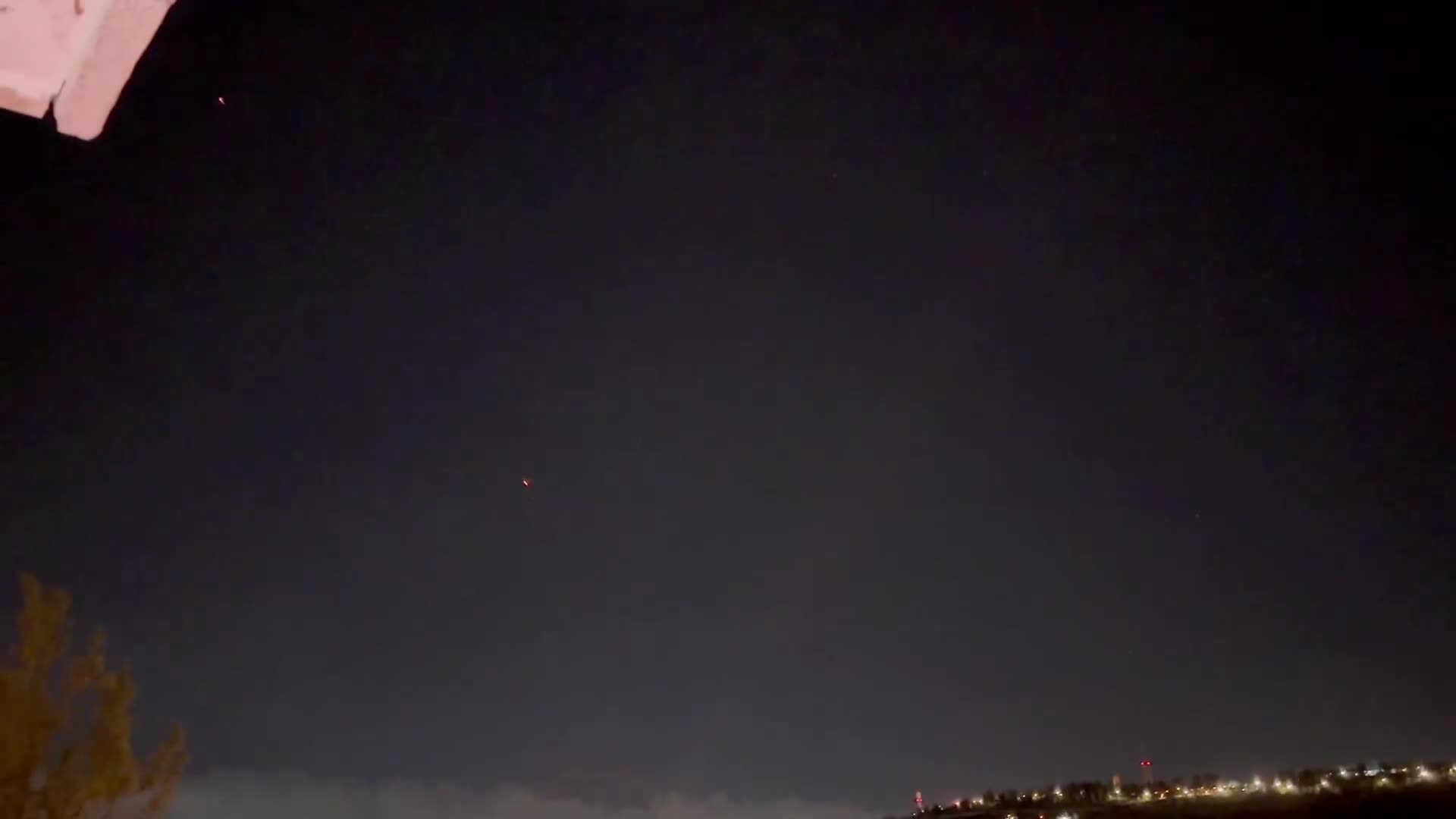 A  number of projectiles (ballistic missiles, interceptions) seen from Jerusalem