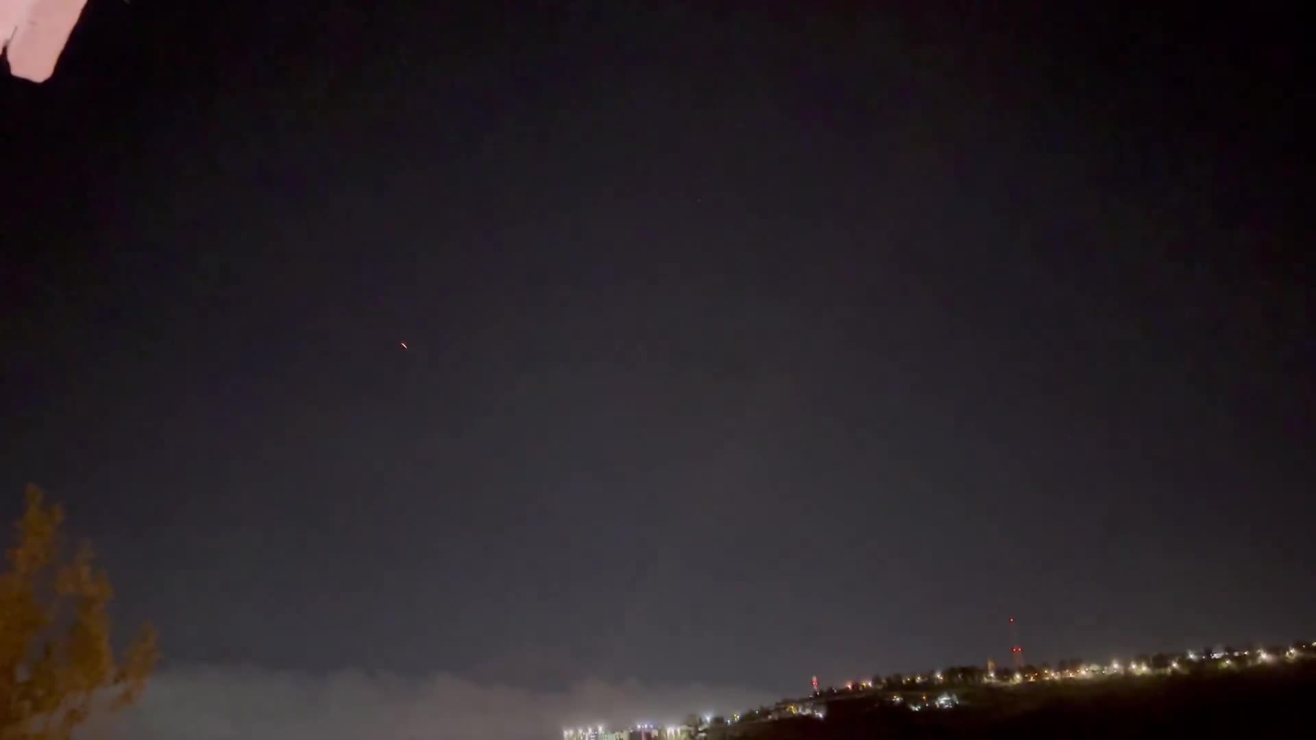 A  number of projectiles (ballistic missiles, interceptions) seen from Jerusalem