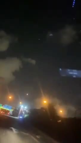 Imagens que parecem mostrar o impacto de um míssil balístico iraniano esta noite na área de Tel Aviv, no centro de Israel