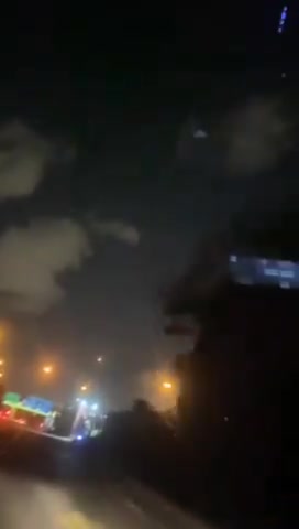 Imagens que parecem mostrar o impacto de um míssil balístico iraniano esta noite na área de Tel Aviv, no centro de Israel