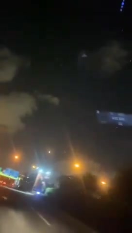 Imagens que parecem mostrar o impacto de um míssil balístico iraniano esta noite na área de Tel Aviv, no centro de Israel