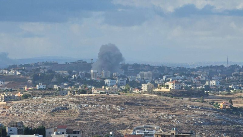 Vliegtuigen voeren een aanval uit op de stad Nabatieh in Libanon.