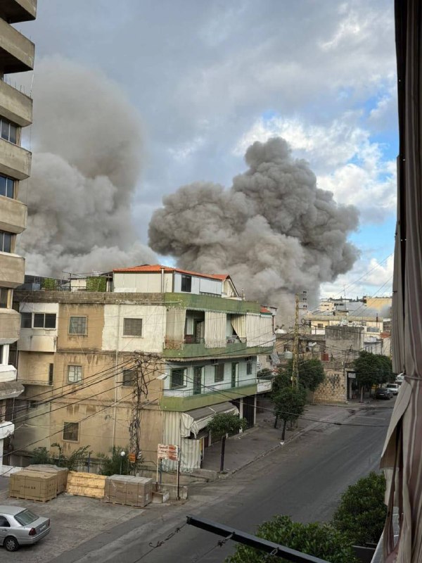 Aviones lanzan un ataque sobre la ciudad de Nabatieh en el Líbano.