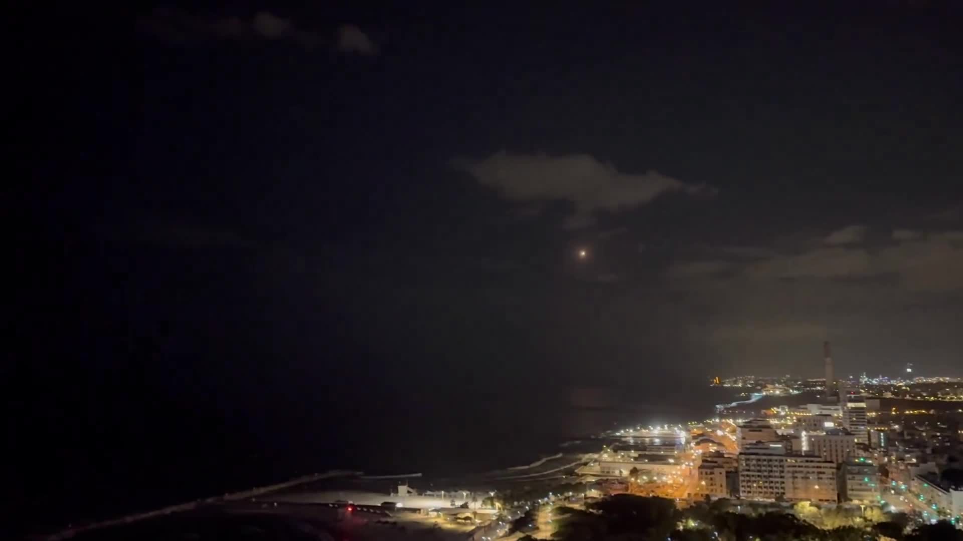 Meerdere raketonderscheppers vliegen over Tel Aviv - gevolgd door explosies boven de Middellandse Zee