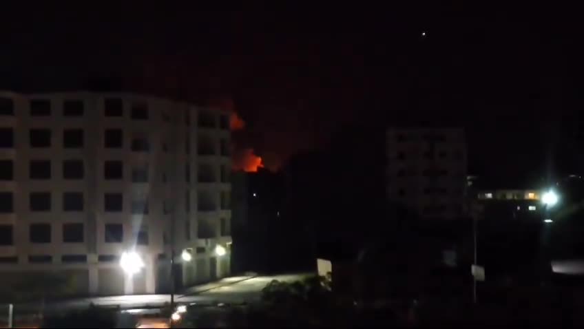 Cenas de explosões de mísseis no armazém alvo perto do aeroporto russo Hmeimim, na cidade de Jableh, na zona rural de Latakia