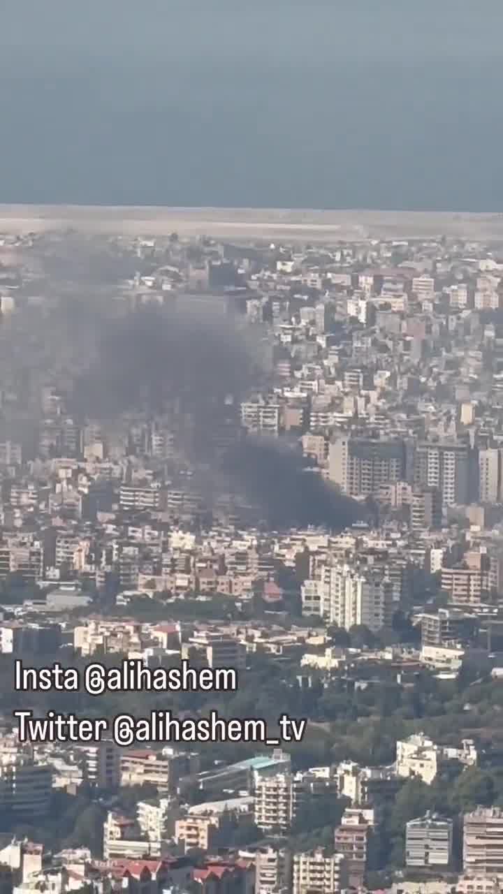 Quelques heures après plusieurs attaques israéliennes sur Beyrouth et sa banlieue sud, des panaches de fumée s'élèvent toujours de la capitale