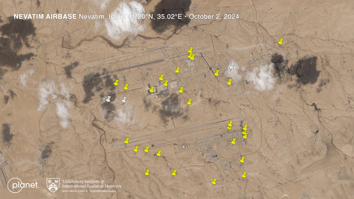 Minstens 32 raketten troffen de luchtmachtbasis Nevatim (pinnen) - hoewel drie inslagpunten door wolken in de 50 cm Skysat worden verduisterd en met 3m Dove-beelden moesten worden gemaakt (witte pinnen)