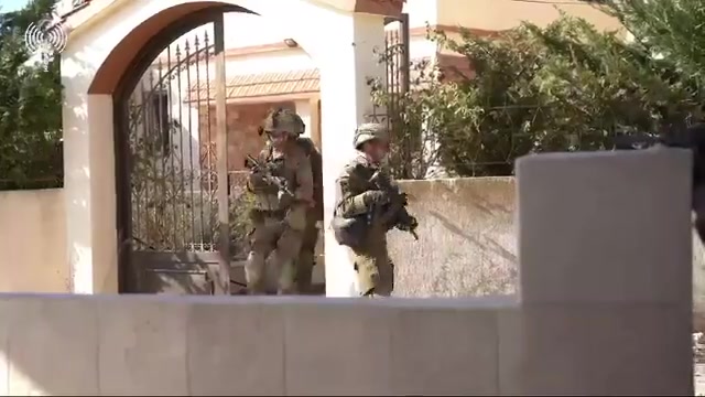 Las fuerzas israelíes que operan en el sur del Líbano descubren decenas de equipos de combate abandonados por Hezbolá. Las fuerzas de la 188ª Brigada Blindada llevaron a cabo operaciones de combate terrestre en el sur del Líbano durante los últimos días y se incautaron de una gran cantidad de municiones, incluidos misiles antitanque y otros misiles.