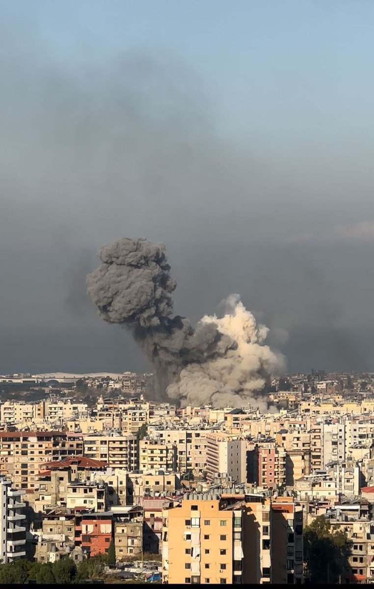 Um ataque israelense tem como alvo uma área perto de Burj al-Barajneh, nos subúrbios ao sul de Beirute.