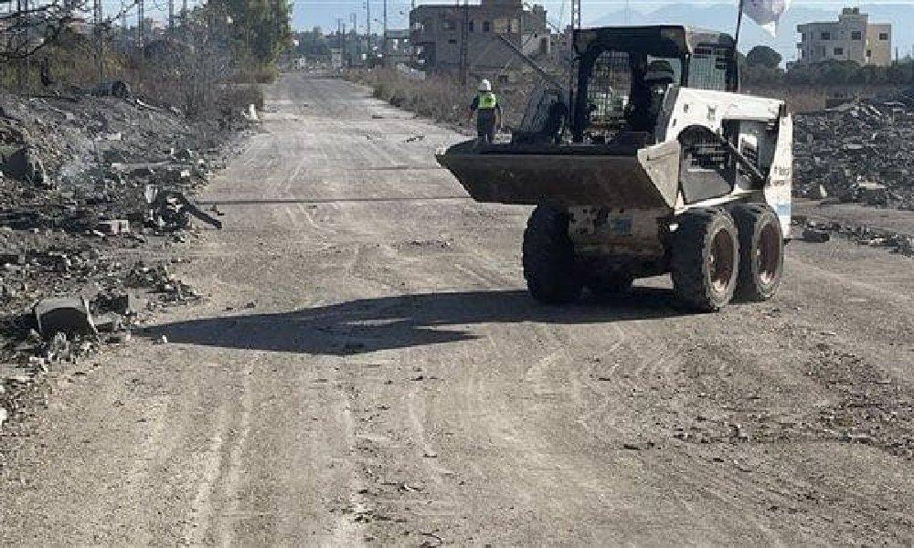 O ataque realizado por aeronaves israelenses ao amanhecer levou ao fechamento da estrada entre Ansar e Al-Duwair no cruzamento de Ksara em Safour. As equipes de ambulância, acompanhadas por uma escavadeira Bobcat, trabalharam para abri-la e retomar o tráfego nela.