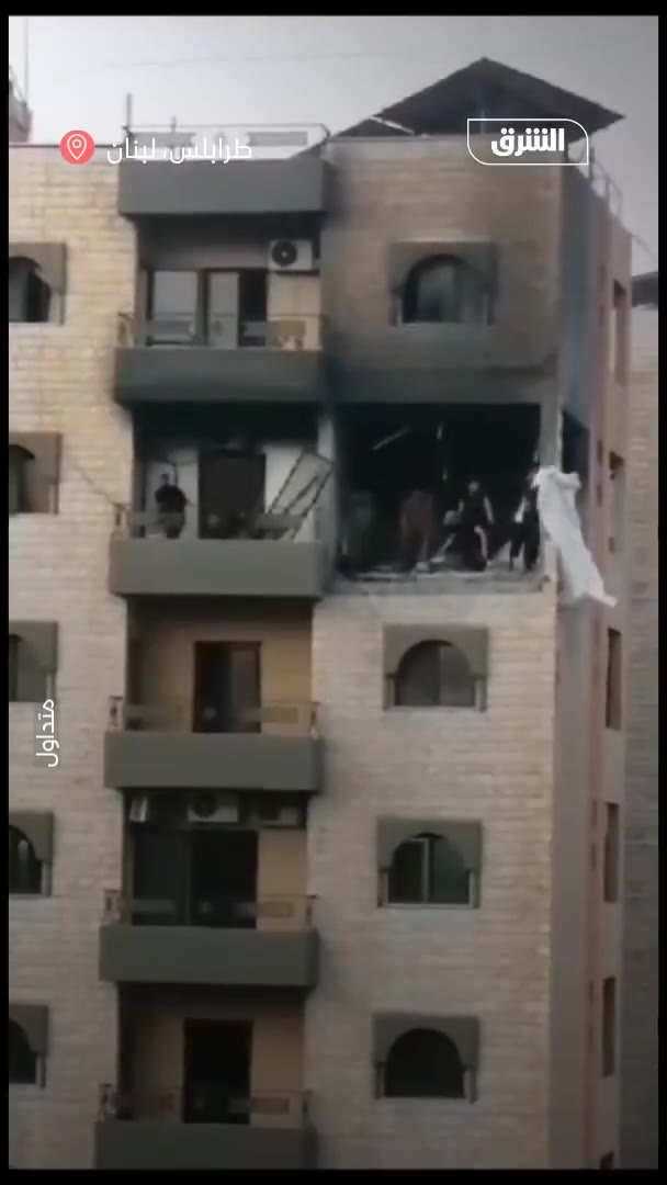 Por primera vez desde el inicio de la reciente escalada en el Líbano, el norte del Líbano fue blanco de un ataque con aviones no tripulados israelíes que tuvo como blanco un apartamento en un edificio residencial en el campamento de Beddawi, al norte de Trípoli, matando a cuatro personas, entre ellas Saeed al-Ali, un líder de las Brigadas Qassam, el ala militar del movimiento Hamas.