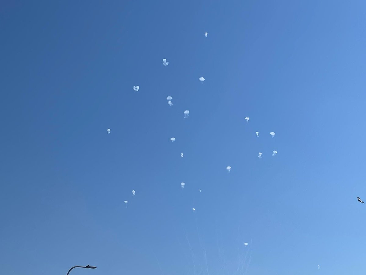 Een groot spervuur van raketten werd afgevuurd vanuit Libanon op het Karmiel-gebied in Galilea, waardoor in verschillende steden sirenes afgingen. Er worden meerdere Iron Dome-onderscheppingen gemeld